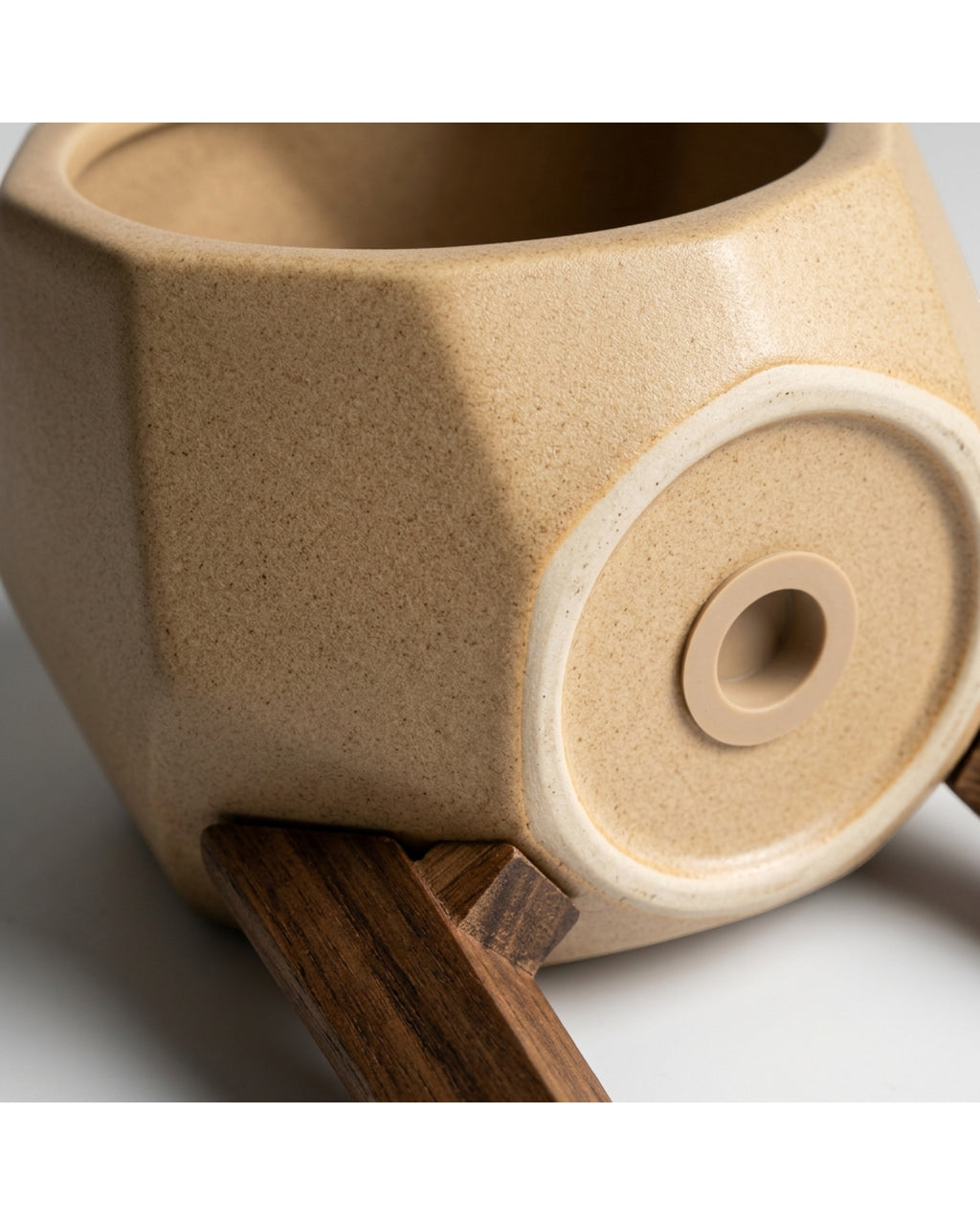 Gleao Faceted Ceramic Planter with Acacia Stand 16 cm Sand - Detail view